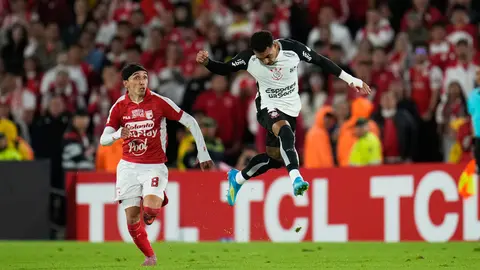 Jugadores de Corinthians y Santa Fe yendo por el balón