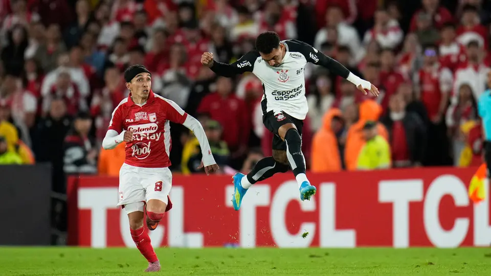 Jugadores de Corinthians y Santa Fe yendo por el balón