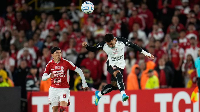 Jugadores de Corinthians y Santa Fe yendo por el balón | AP