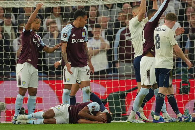 Ollie Watkins, jugador del Aston Villa, en el piso | AP