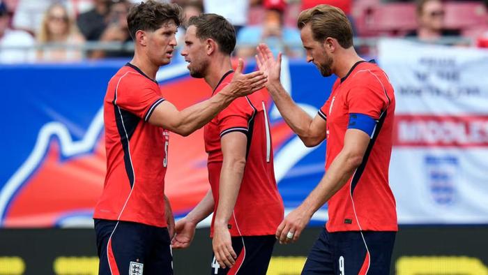 Jugadores de Inglaterra celebran gol en partido amistoso | AP