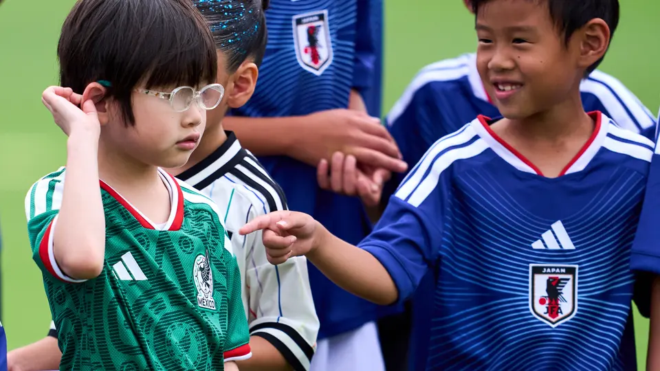 Niños japoneses visitaron las instalaciones en donde entrena su selección | MexSport