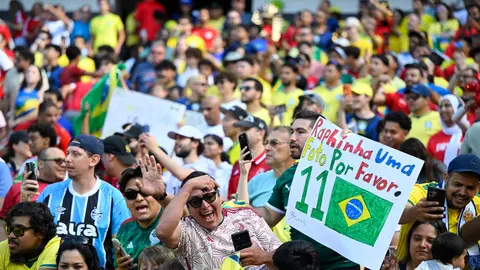 Afición brasileña festejando la victoria ante Egipto | AP
