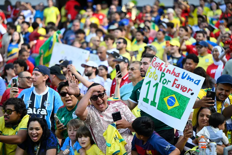 Afición brasileña festejando la victoria ante Egipto | AP
