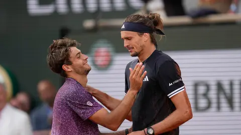 Zverev y Cobolli al finalizar la final de Roland Garros | AP