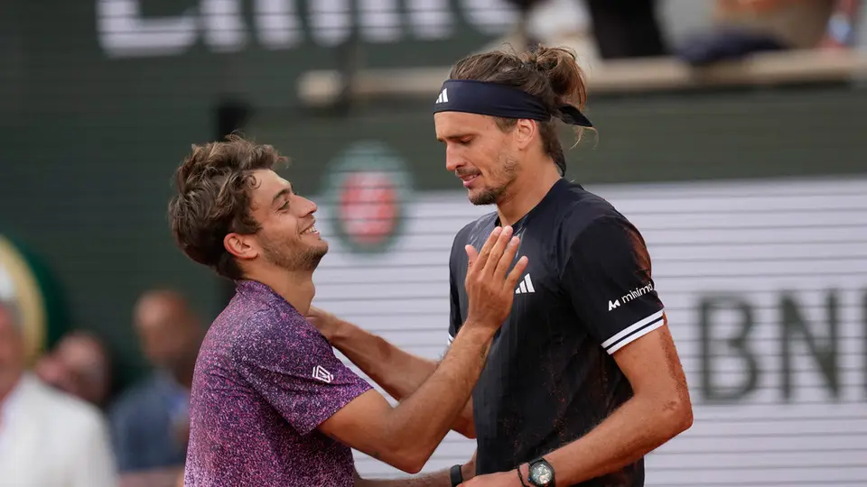 Zverev y Cobolli al finalizar la final de Roland Garros | AP