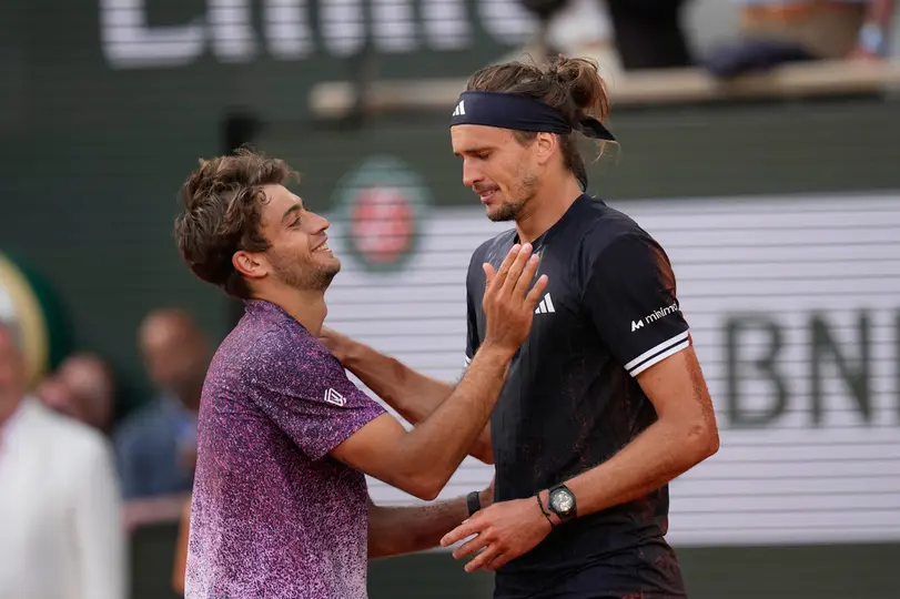 Zverev y Cobolli al finalizar la final de Roland Garros | AP