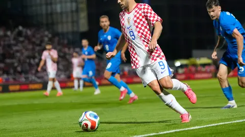 Andrej Kramaric conduce el balón en el duelo ante Eslovenia | AP