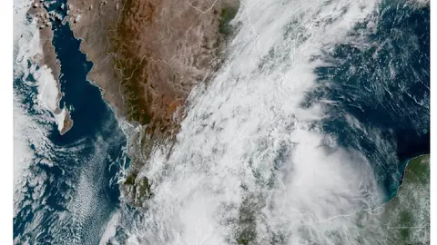 Boris podría convertirse en ciclón tropical y provocar lluvias torrenciales en México