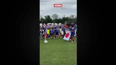 Niños japoneses conviven con la selección de Japón durante un entrenamiento en Monterrey