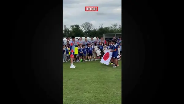 Niños japoneses conviven con la selección de Japón durante un entrenamiento en Monterrey