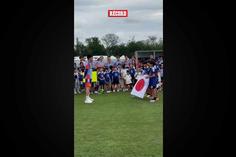Niños japoneses conviven con la selección de Japón durante un entrenamiento en Monterrey