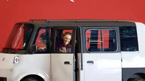Con Sheinbaum al volante, Olinia 1 hizo su debut oficial como la apuesta mexicana para entrar a la carrera de la electromovilidad.