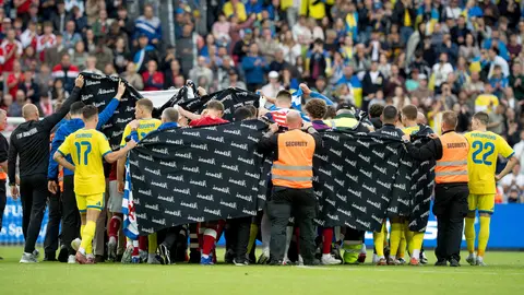 Jugadores cubren el momento tenso de Erksen l AP