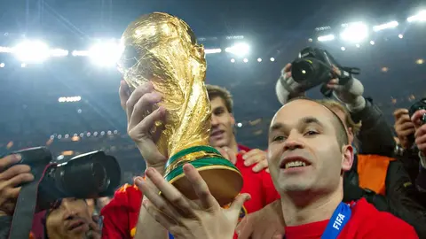 Andrés Iniesta con la Copa del Mundo en Sudáfrica 2010 | MEXSPORT