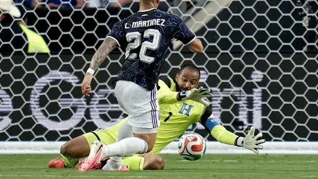 Polémico penal abre el camino para que Argentina gane su penúltimo partido amistoso previo a la Copa del Mundo