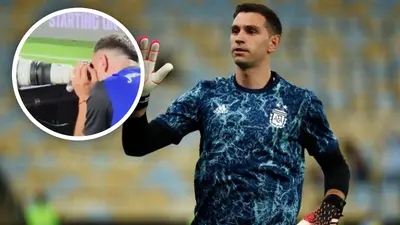 ¡Dibu cambió los guantes por la cámara! Martínez protagoniza curioso momento tras triunfo de Argentina