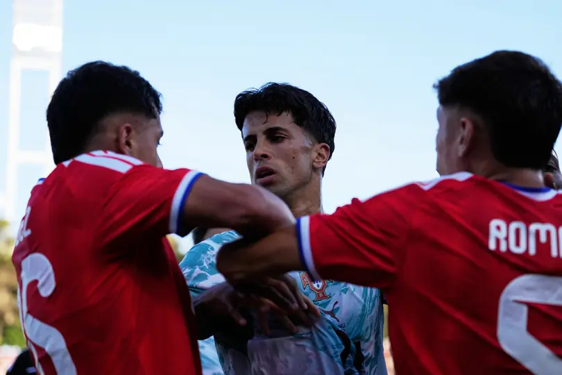 Jugadores de Chile y Portugal peleándose | AP