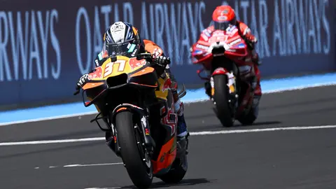 Marc Márquez enfrentando en la carrera a Pedro Acosta | AP