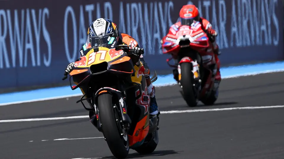 Marc Márquez enfrentando en la carrera a Pedro Acosta | AP