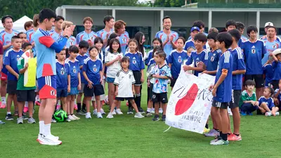 Selección de Japón vive emotivo momento con niños durante entrenamiento