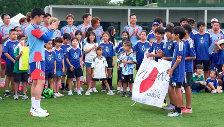 Selección de Japón vive emotivo momento con niños durante entrenamiento