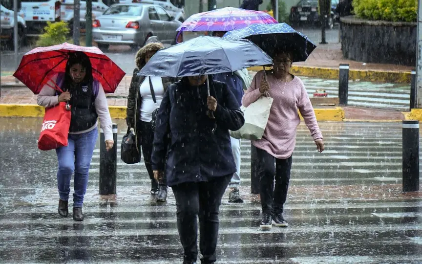 Autoridades meteorológicas mantienen vigilancia sobre los sistemas atmosféricos que favorecerán tormentas en la capital durante varios días./ RS