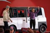 Claudia Sheinbaum conduce por primera vez Olinia 1, el auto eléctrico hecho en México