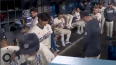 Cucarachas invaden dogout de Los Angeles Dodgers l CAPTURA