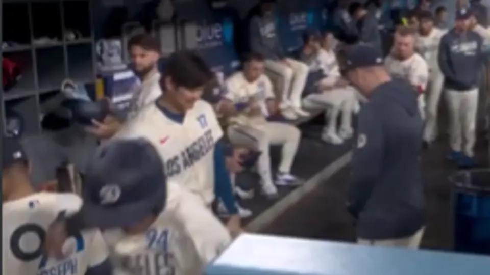 Cucarachas invaden dogout de Los Angeles Dodgers l CAPTURA