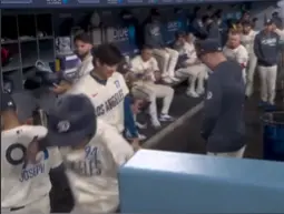 Cucarachas invaden dogout de Los Angeles Dodgers l CAPTURA