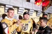 Fernando Mendoza se roba los reflectores durante la Final de la Stanley Cup