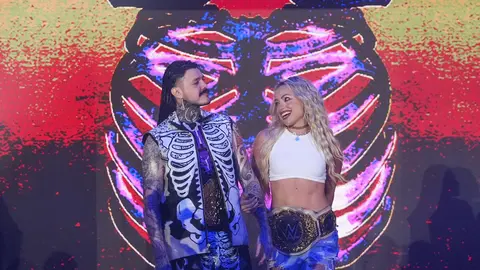 Dominik ingresa con Liv Morgan a SmackDown | wwe.com