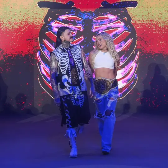 Dominik ingresa con Liv Morgan a SmackDown | wwe.com