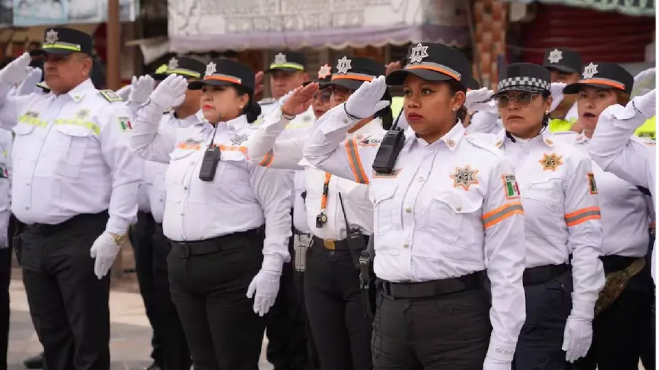 Además de cámaras corporales, los oficiales recibieron radios de comunicación, botas, chamarras y uniformes.