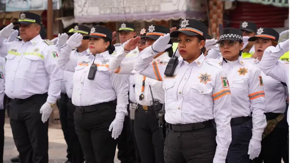 Además de cámaras corporales, los oficiales recibieron radios de comunicación, botas, chamarras y uniformes.