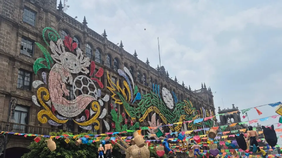 La pantalla gigante instalada frente a Palacio Nacional seguirá transmitiendo todos los partidos restantes del Mundial 2026./ X
