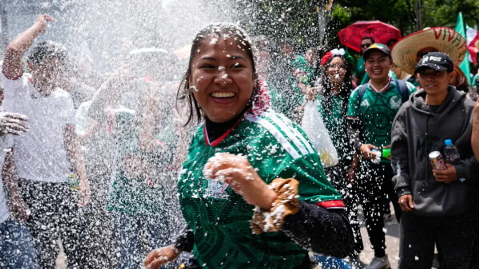 El futbol despierta un fuerte sentido de pertenencia, por lo que una eliminación puede tener un impacto emocional en algunos aficionados./ AP