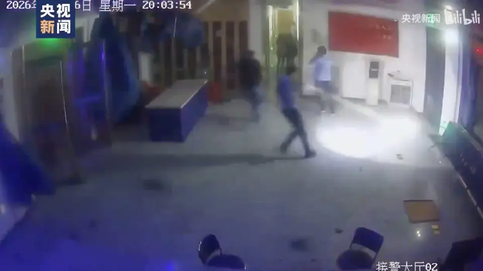 Mucha gente tuvo que resguardarse ya que los fuertes vientos derribaban todo a su paso / Redes Sociales