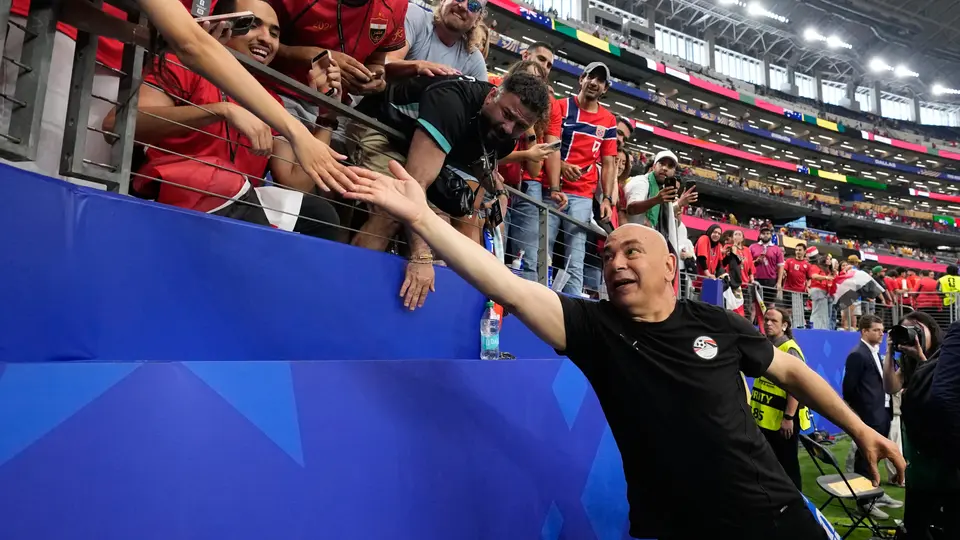 Hossam Hassan conviviendo con los fans egipcios | AP