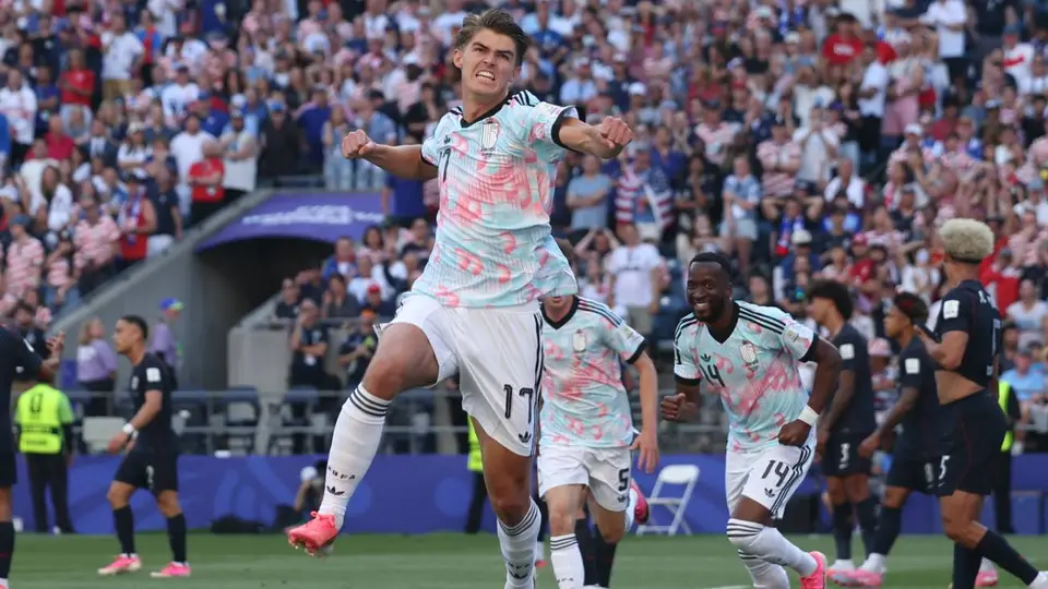 Charles De Ketelaere festejó su gol con Bélgica | AP