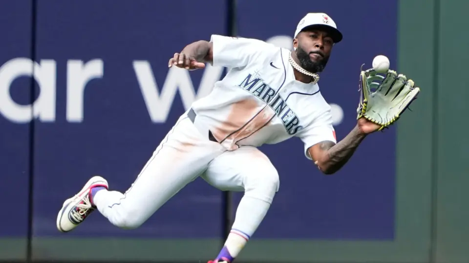 Randy Arozarena haciendo una atrapada con los Mariners | AP