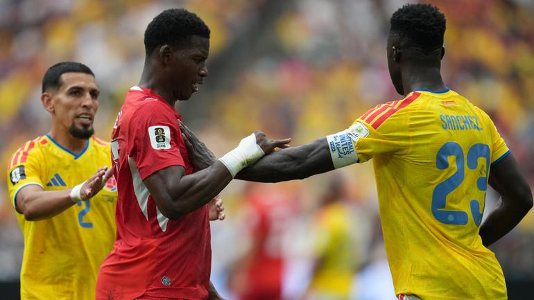 Breel Embolo encara a Davinson Sánchez | AP