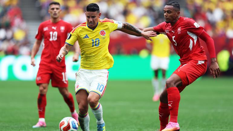 James Rodríguez conduce el balón ante Manuel Akanji | MexSport