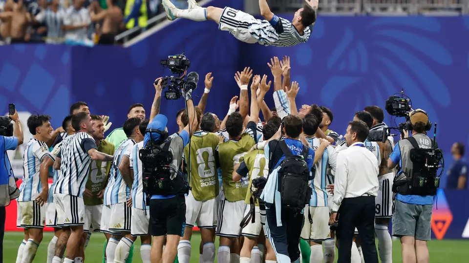 Lionel Messi celebrando con sus compañeros | AP