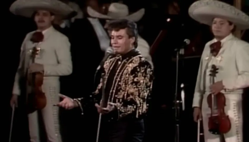 Juan Gabriel volverá a la pantalla grande con la proyección de su histórico concierto en Bellas Artes. / RS