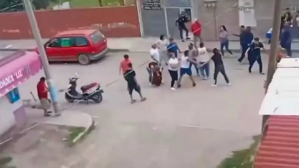 Mujer golpea a una menor de edad en Tultepec, Edomex. / Especial