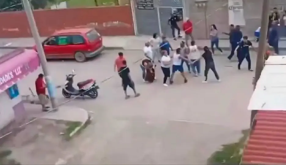 Mujer golpea a una menor de edad en Tultepec, Edomex. / Especial