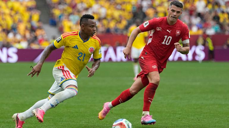 Jaminton Campaz ante Granit Xhaka | AP