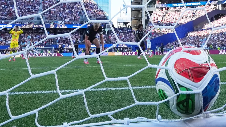 El balón termina en el fondo de las redes | AP